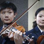 雅加达英华学校的学生拉小提琴