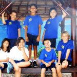 巴厘岛学校的学生在户外亭子里