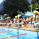 巴厘岛学校的学生准备开始游泳比赛