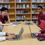 马尼拉布伦特国际学校的学生在图书馆学习