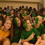 马尼拉布伦特国际学校的学生脸上涂上绿色
