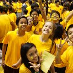 马尼拉布伦特国际学校的学生穿着黄色校服开心的对镜头摆pose