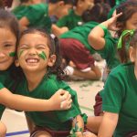 马尼拉布伦特国际学校的学生穿着绿色的校服做鬼脸