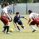 马尼拉英国学校的学生踢足球