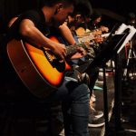 菲律宾信仰学院的学生集体吉他弹唱