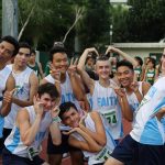 菲律宾信仰学院的运动员摆可爱pose