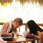 巴厘岛绿色学校的学生在户外写作业