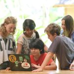 巴厘岛绿色学校的学生在一起讨论