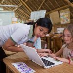 巴厘岛绿色学校的学生在电脑上学习