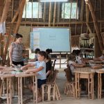 巴厘岛绿色学校的老师给学生上课