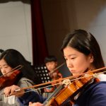 京畿道水原市国际学校的学生拉小提琴