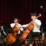 京畿道水原市国际学校的学生拉大提琴