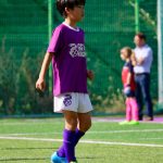 京畿道水原市国际学校的学生踢足球