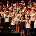 京畿道水原市国际学校的幼儿园小朋友集体表演