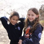 庆南国际外国学校的学生在樱花树下