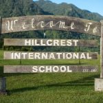 希尔克雷斯特学校印在木板上的校名