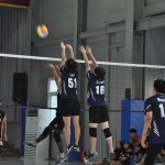 平泽市国际基督教学校的学生打排球拦网