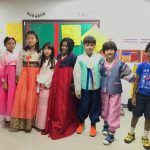 平泽市国际基督教学校的学生穿着传统服装
