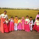平泽市国际基督教学校的老师和学生穿着传统服装户外活动