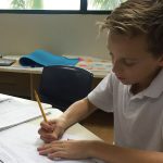 马尼拉国际学校的小男孩在教室里认真写作业