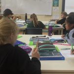 马尼拉国际学校的学生在教室里学习