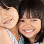 仰光国际学校（ISY）的2个齐刘海小女孩拥抱在一起