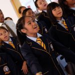 马尼拉国王学校的学生们集体唱歌