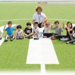 韩国国际学校首尔校区的老师和学生坐在运动场上