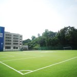 韩国国际学校首尔校区的足球场和教学楼