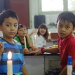 棉兰私立学校的学生在教室里点着蜡烛