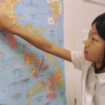 菲律宾ONE国际学校的学生手指世界地图