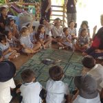 菲律宾ONE国际学校的学生们听老师讲故事