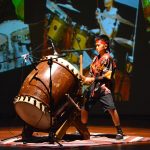 芝布特拉学校的学生表演传统乐器大鼓