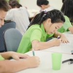 三宝垄国际学校的学生在教室里写作业