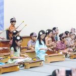 泗水国际学校的学生表演打击乐器