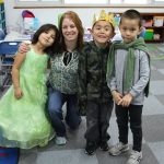 大田外国人学校的老师和穿着公主裙、戴着王冠的小朋友们合影