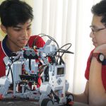 仰光学院国际学校的学生做机器人模型
