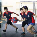 仰光学院国际学校的学生们打篮球