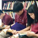 仰光国际学校（YIS）的学生在图书馆看书