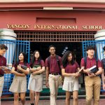 仰光国际学校（YIS）的学生们走出校门
