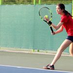 首尔龙山国际学校的学生打网球