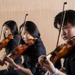 首尔龙山国际学校的学生拉小提琴