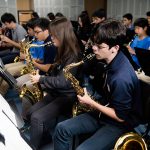 首尔龙山国际学校的学生吹萨克斯风