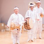 首尔龙山国际学校的学生表演传统歌舞