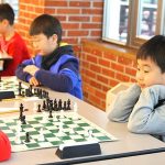 首尔龙山国际学校的学生下国际象棋