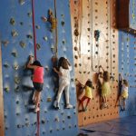 雅典美国社区学校的学生攀岩