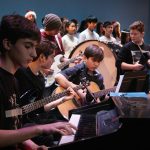 雅典美国社区学校的学生乐队在演奏