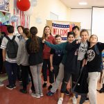 雅典美国社区学校的学生排队入场派对