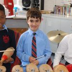 坎皮恩学校学生练习乐器