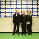 英国学校的3个小男孩穿着西装